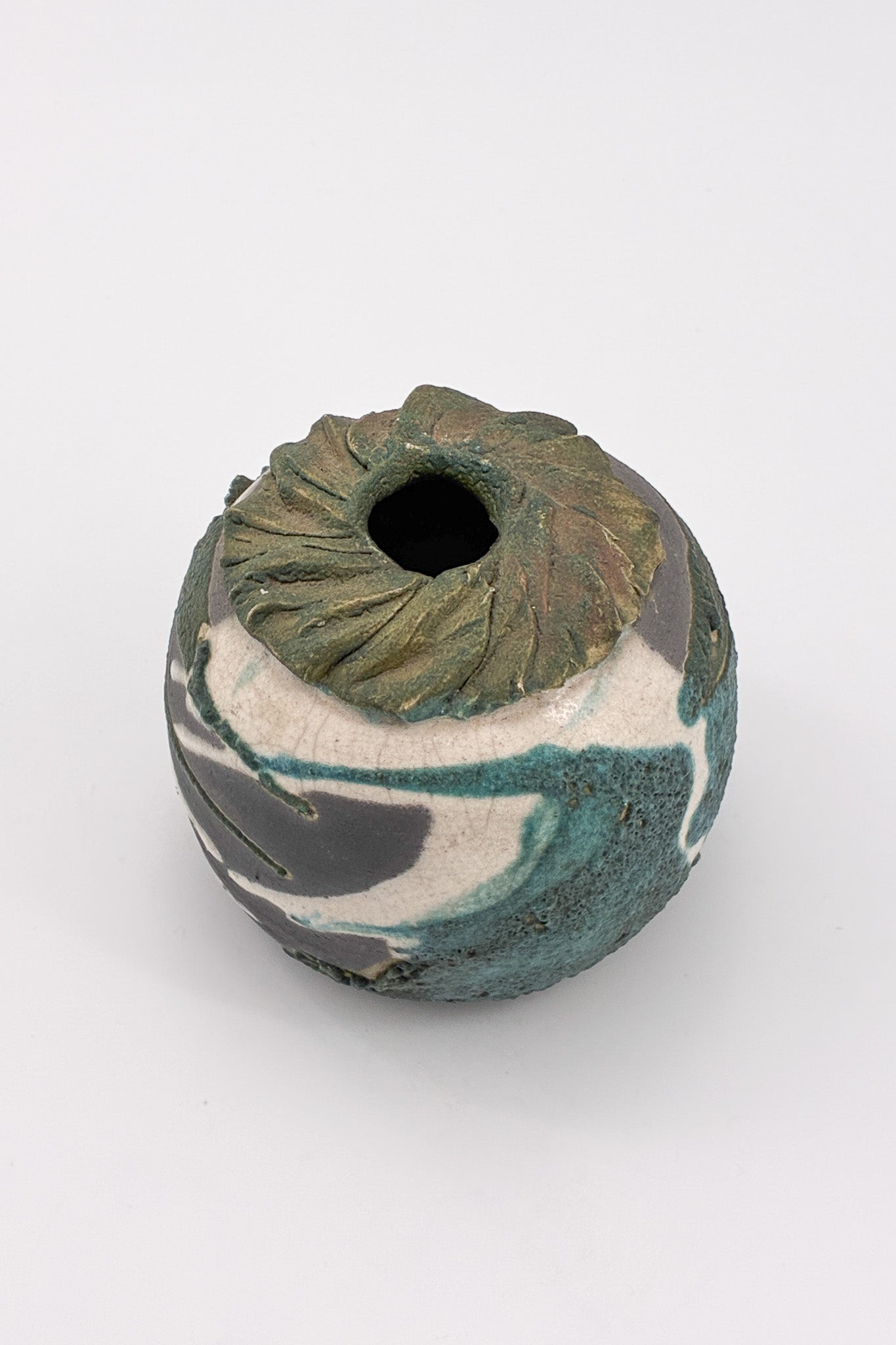 Small Ceramic Vessel with Textured Surface / 小さな装飾陶器