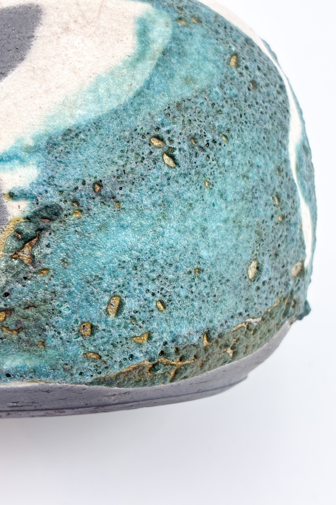 Small Ceramic Vessel with Textured Surface / 小さな装飾陶器