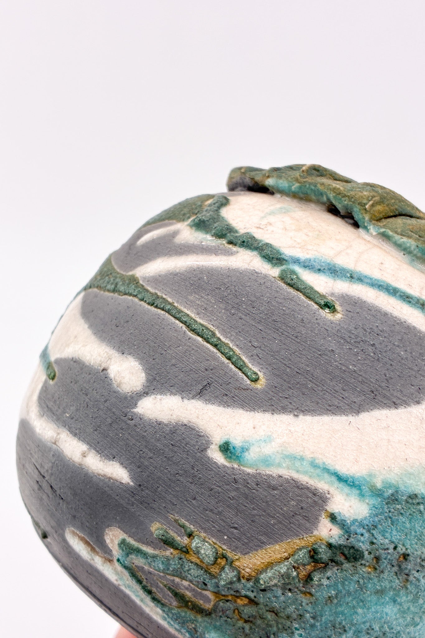 Small Ceramic Vessel with Textured Surface / 小さな装飾陶器