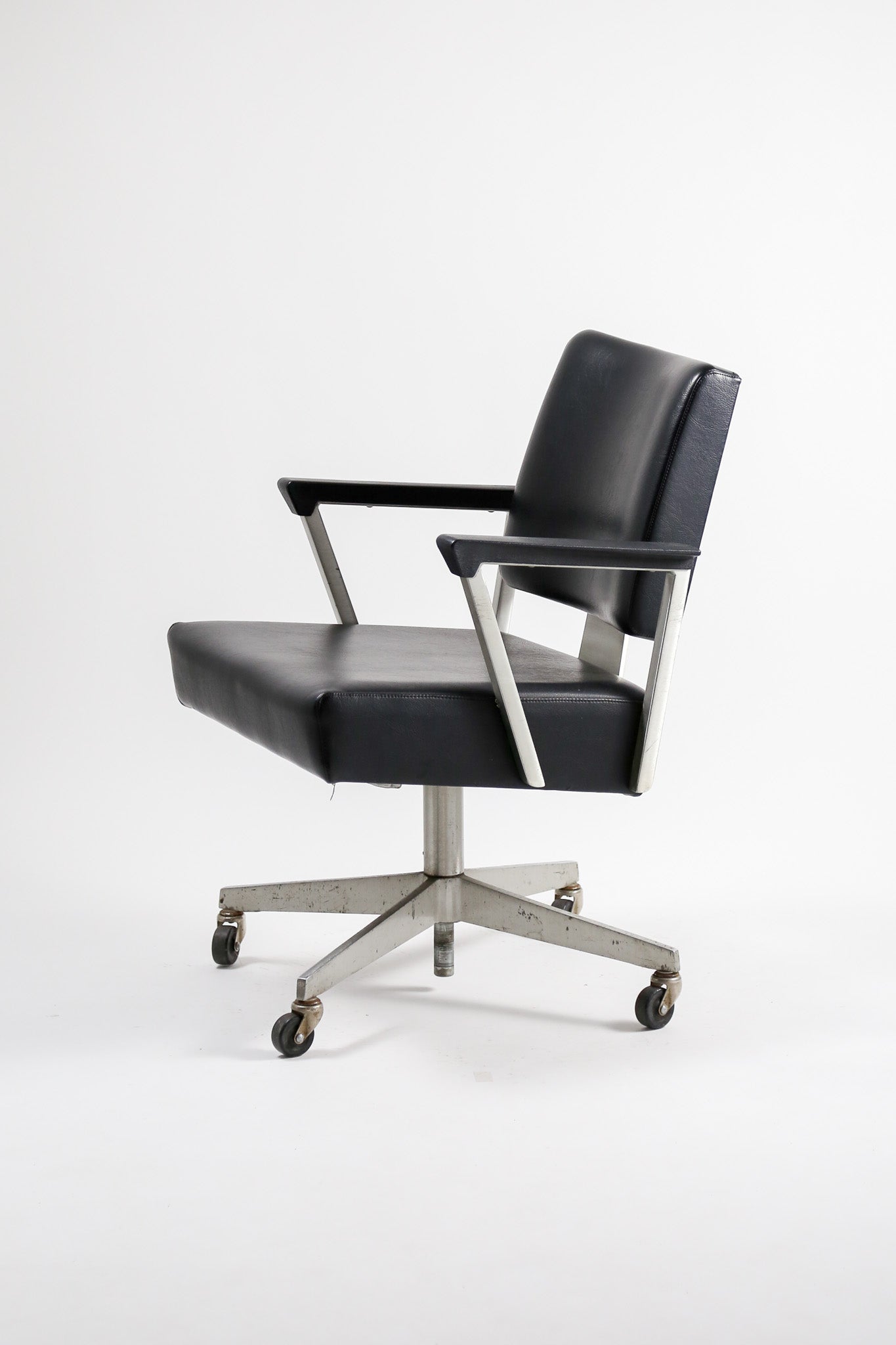 Vintage "Good Form" Aluminum Armchair / ヴィンテージ "グッドフォーム" アルミ アームチェア