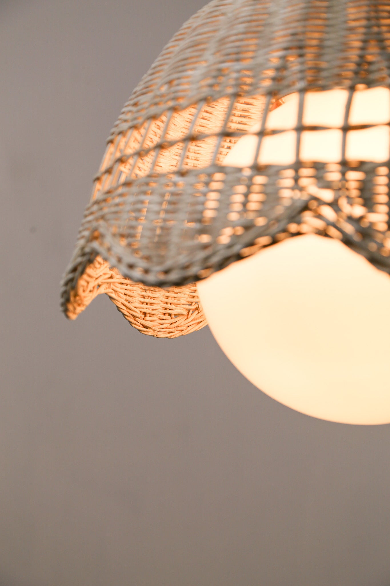 White Wicker & Round Glass Table Lamp / 白籐編み＋丸ガラス テーブルライト