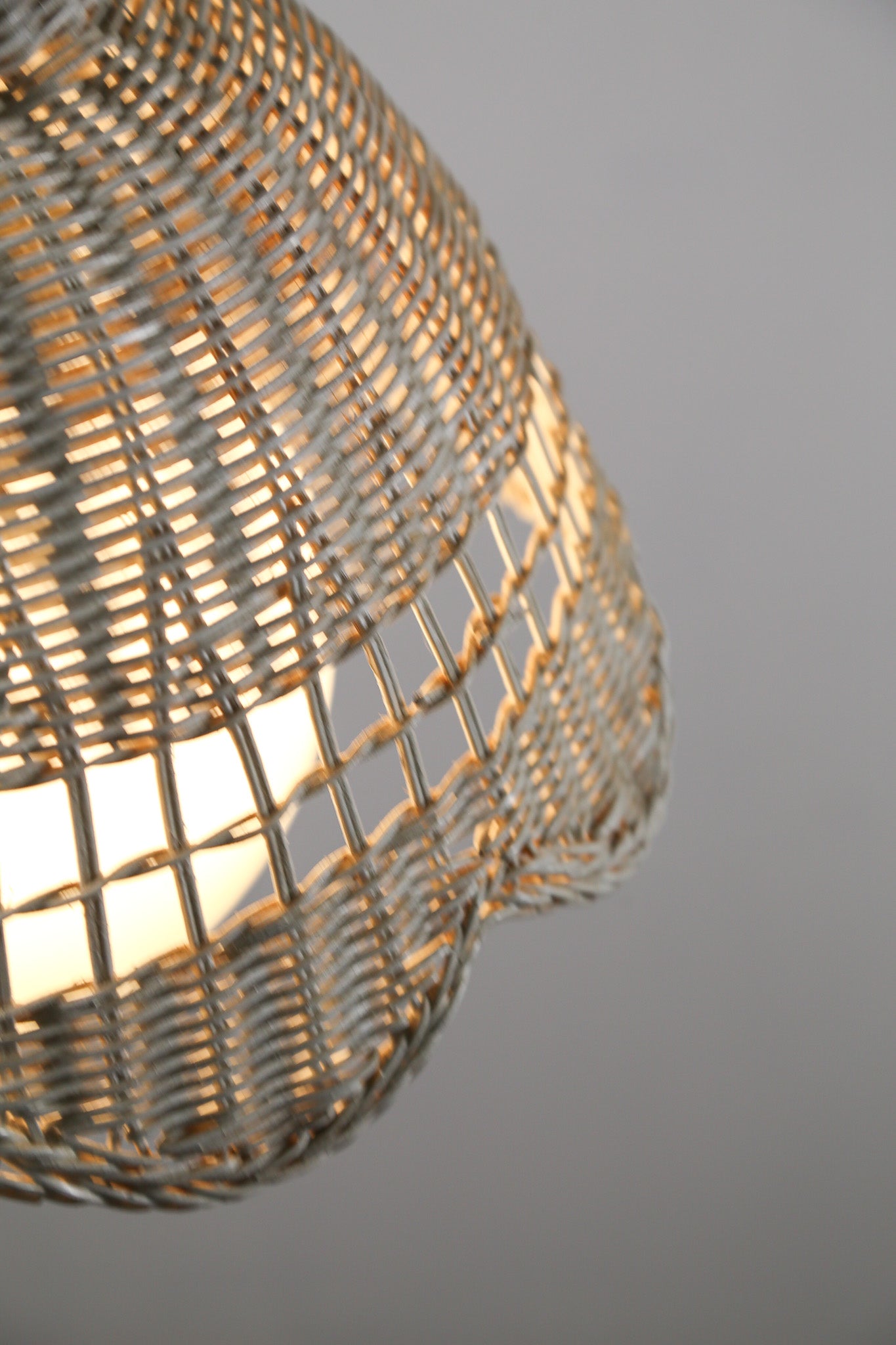 White Wicker & Round Glass Table Lamp / 白籐編み＋丸ガラス テーブルライト
