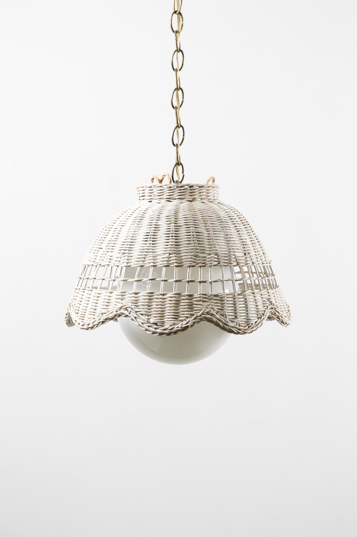 White Wicker & Round Glass Table Lamp / 白籐編み＋丸ガラス