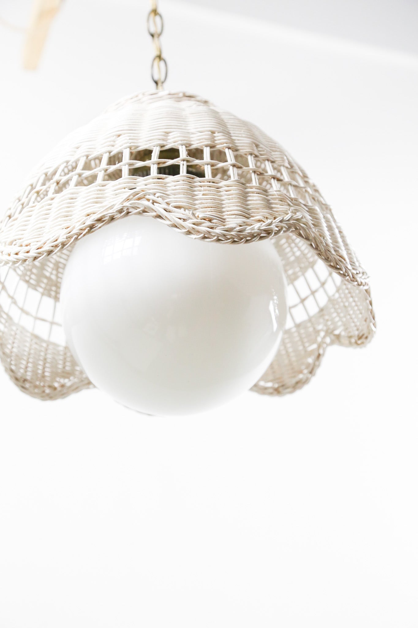 White Wicker & Round Glass Table Lamp / 白籐編み＋丸ガラス