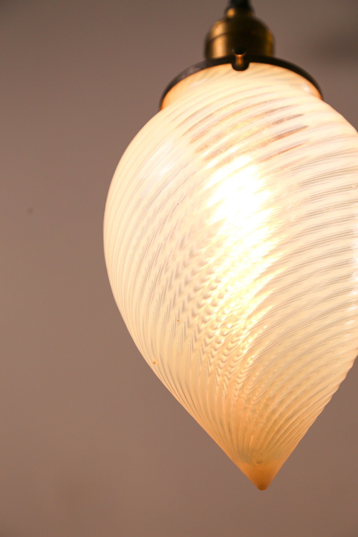 Drip Shaped Opalescent Glass Pendant Light / ドリップ型 オパールセントシェードライト