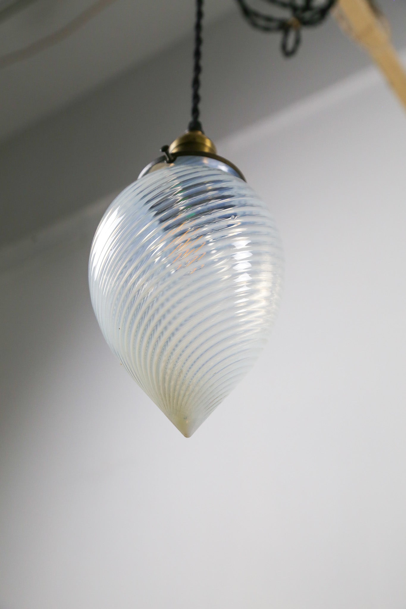 Drip Shaped Opalescent Glass Pendant Light / ドリップ型 オパールセントシェードライト