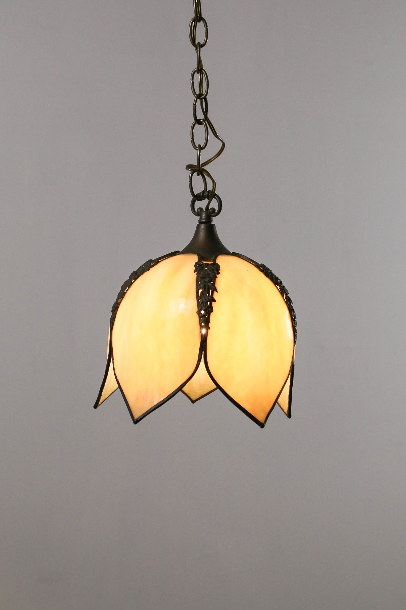 Flower Stained Glass Pendant / お花型 ステンドグラス ペンダントランプ