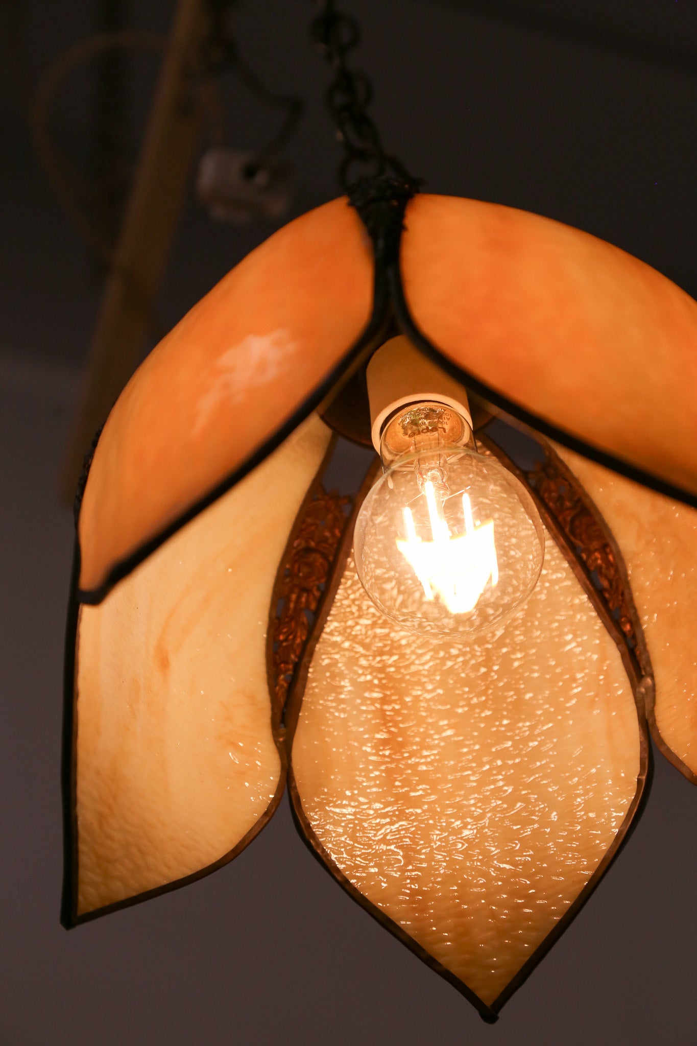 Flower Stained Glass Pendant / お花型 ステンドグラス ペンダントランプ