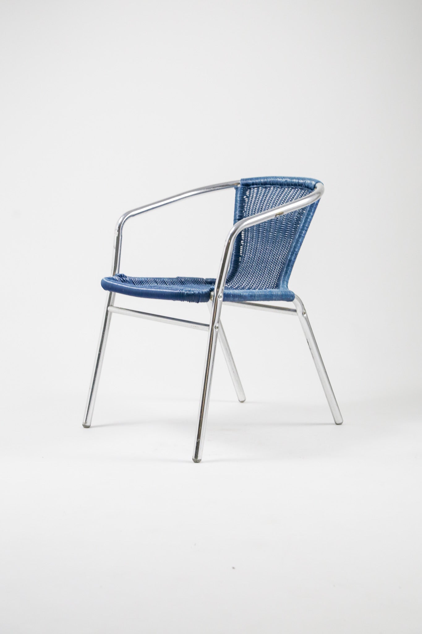 t*i様 青いアームチェア 布地 金属脚 Blue Vinyl Woven Armchair / ビニール編みアームチェア – STORE IN
