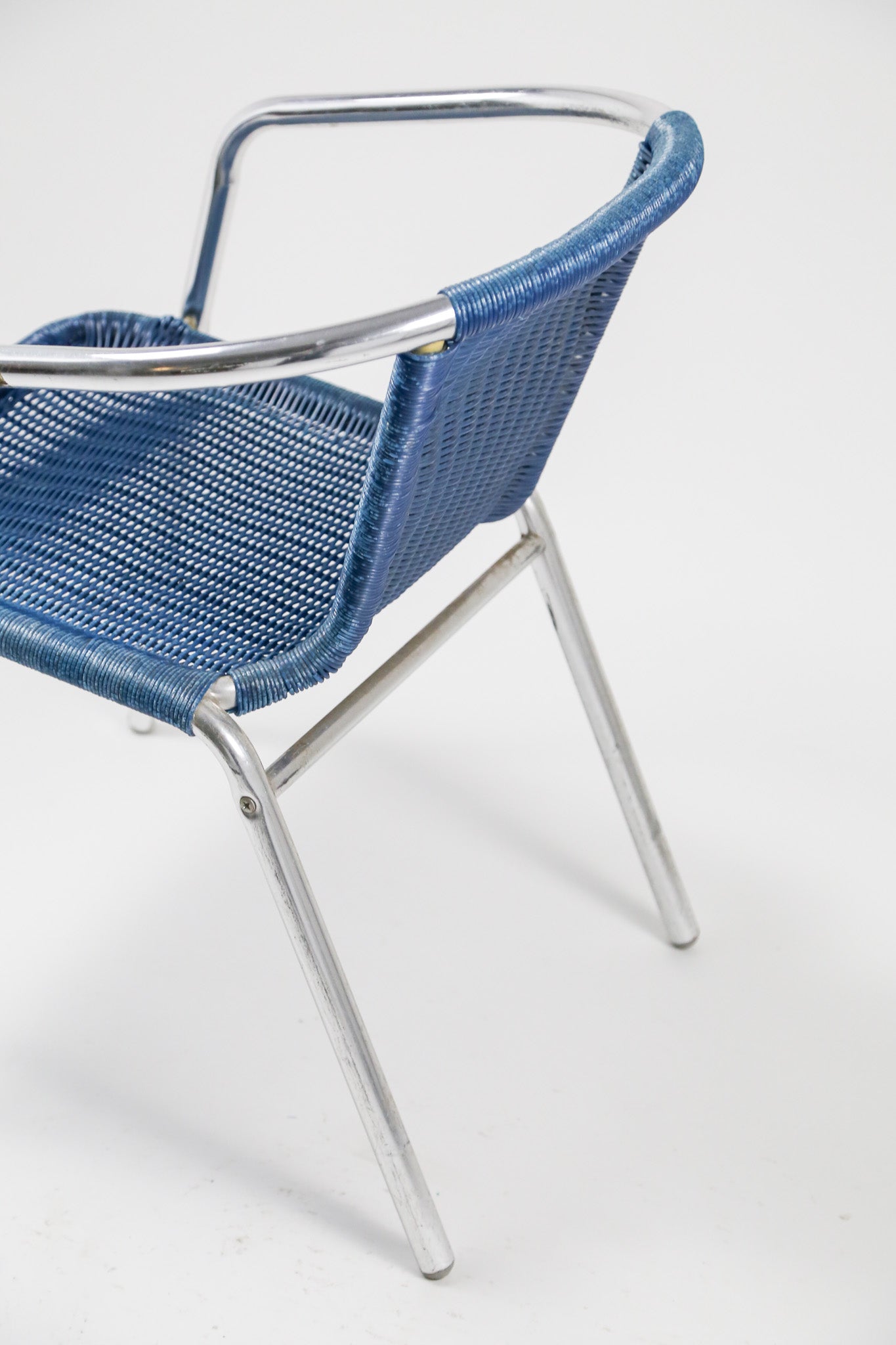 t*i様 青いアームチェア 布地 金属脚 Blue Vinyl Woven Armchair / ビニール編みアームチェア – STORE IN