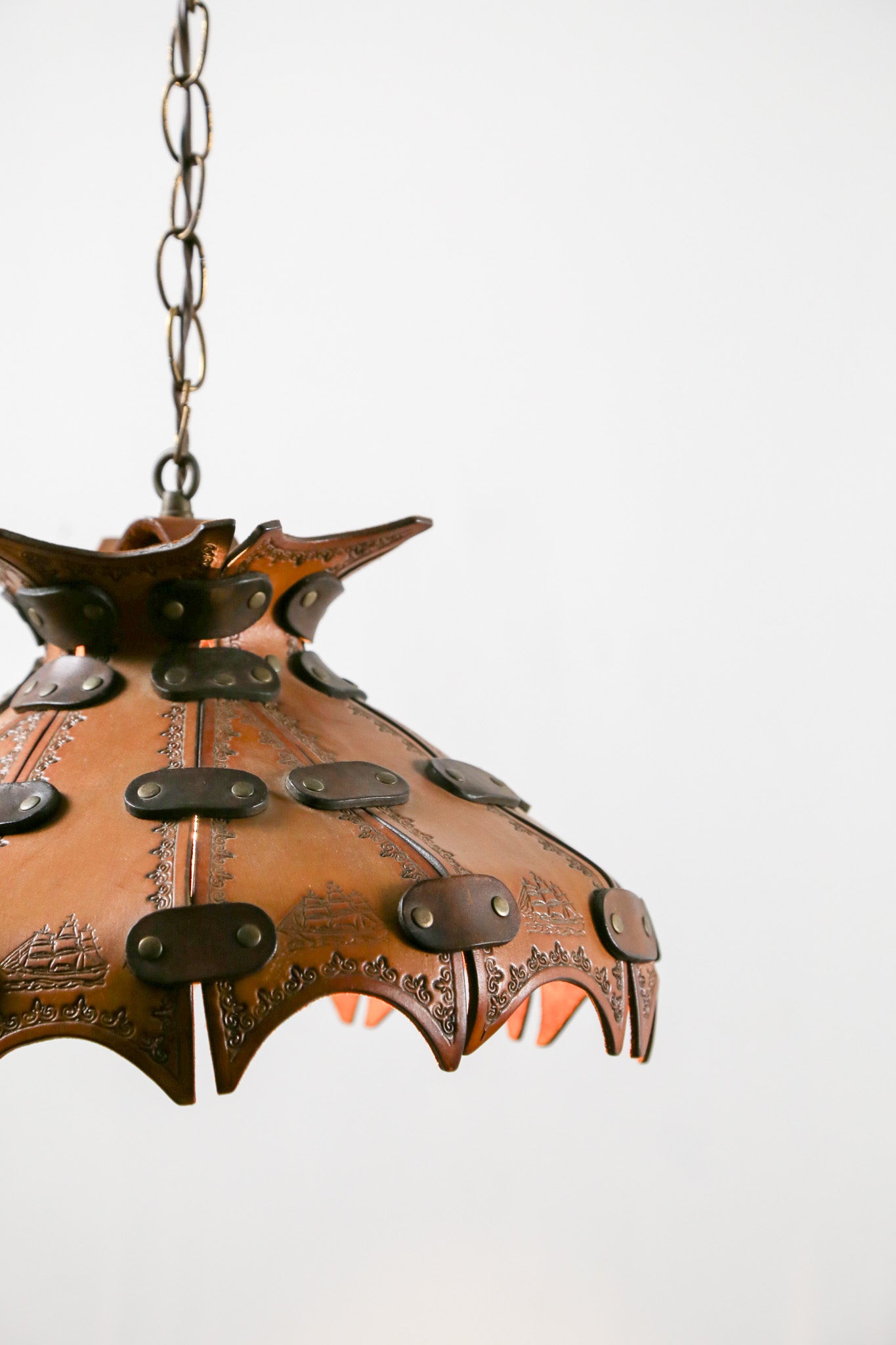 Leather Shade Pendant Light / 革のシェード ペンダント