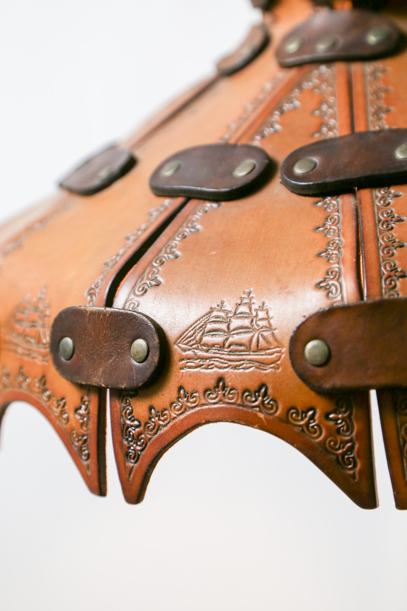 Leather Shade Pendant Light / 革のシェード ペンダント