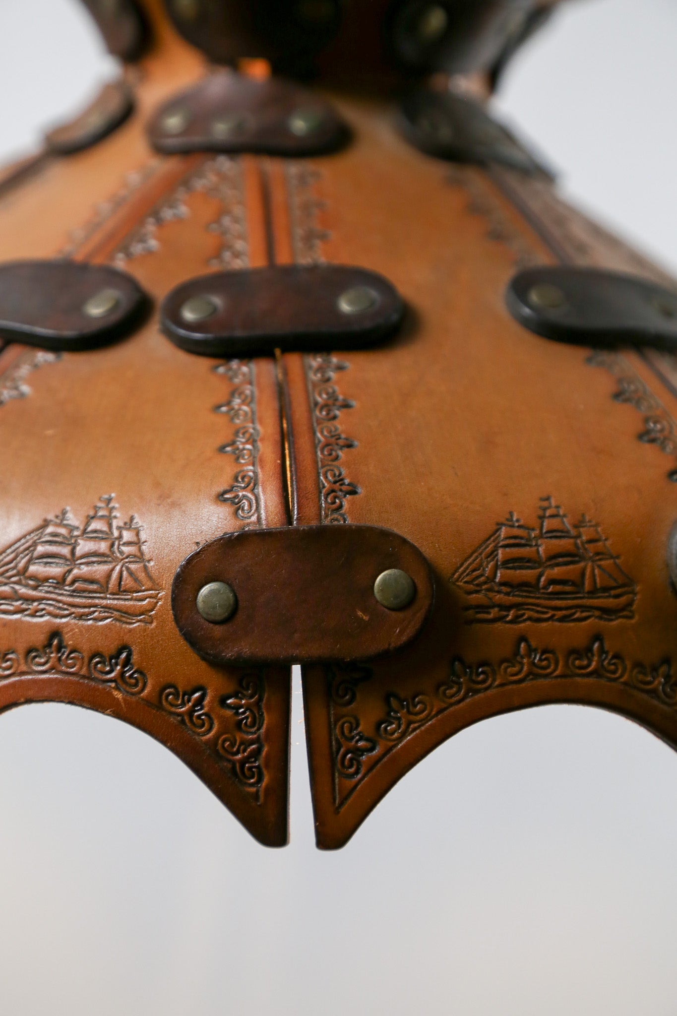 Leather Shade Pendant Light / 革のシェード ペンダント