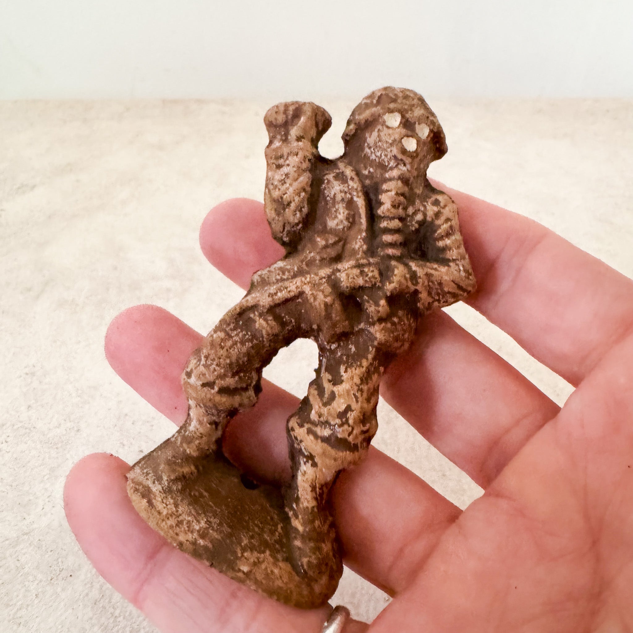 Resin Soldier Figurine with GasMask / 樹脂製ガスマスクをした兵隊