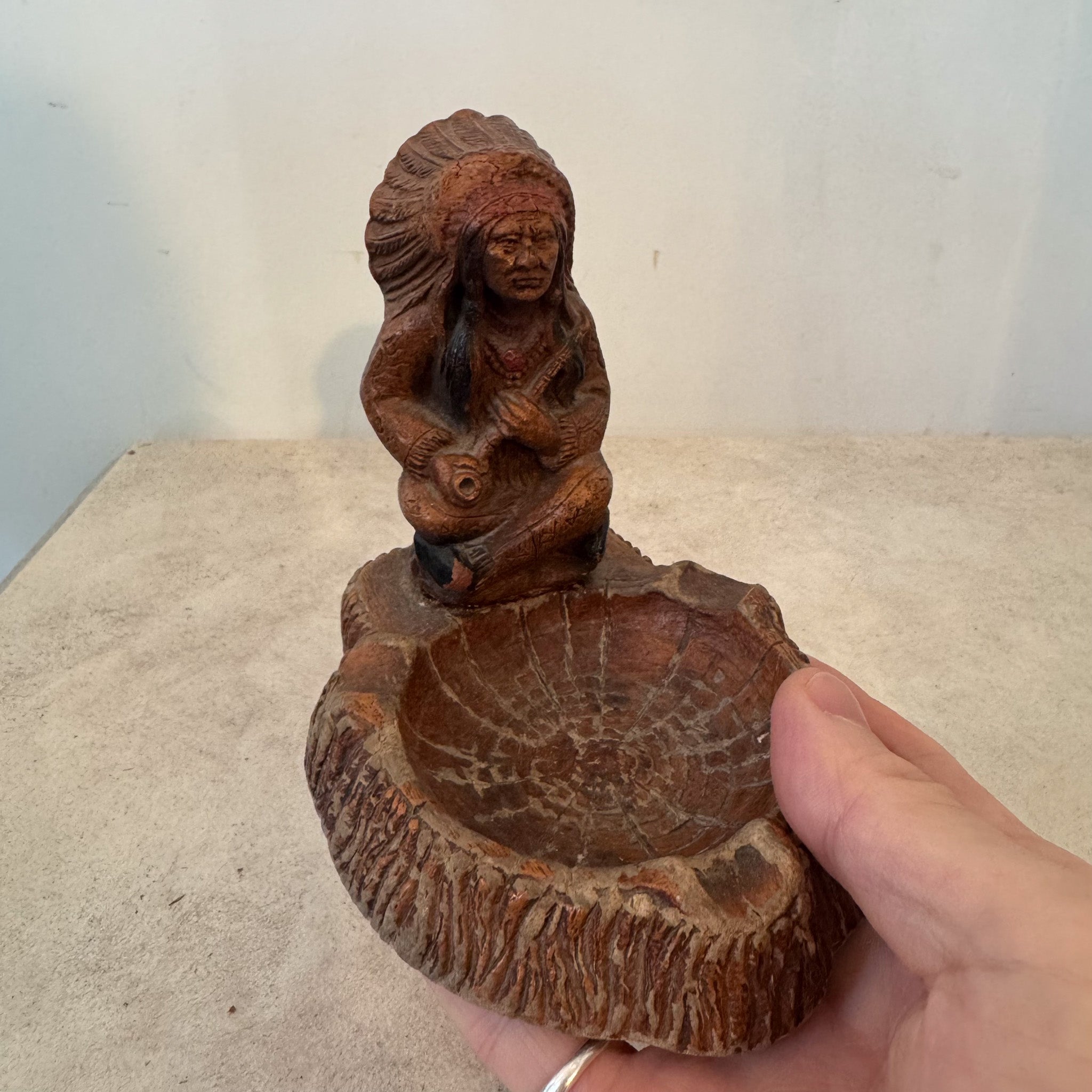 Native American Motif Rwsin Ashtray / ネイティブアメリカンフィギュアの樹脂灰皿
