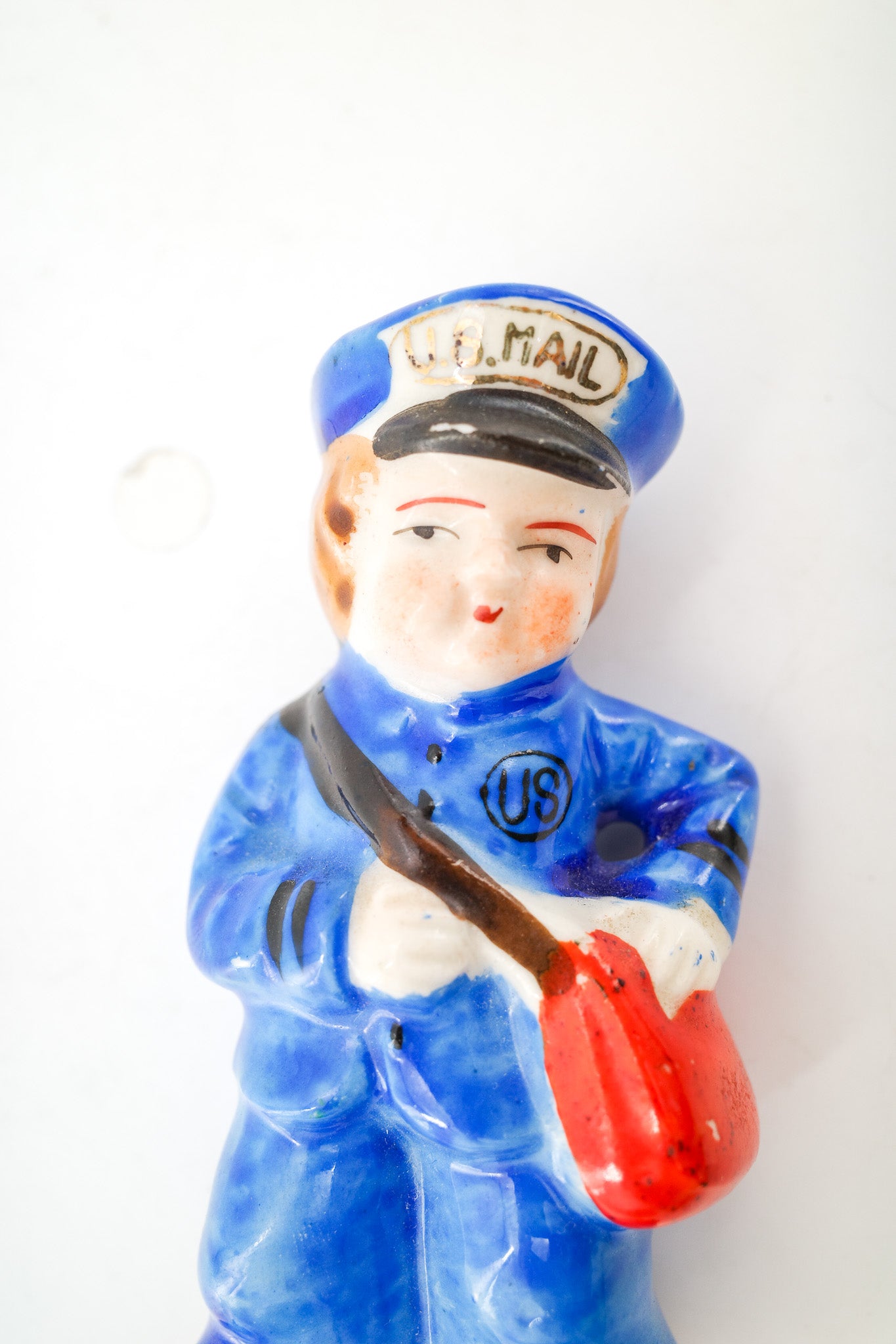 Mailman Ceramic Figurine / 郵便配達員のヴィンテージフィギュア