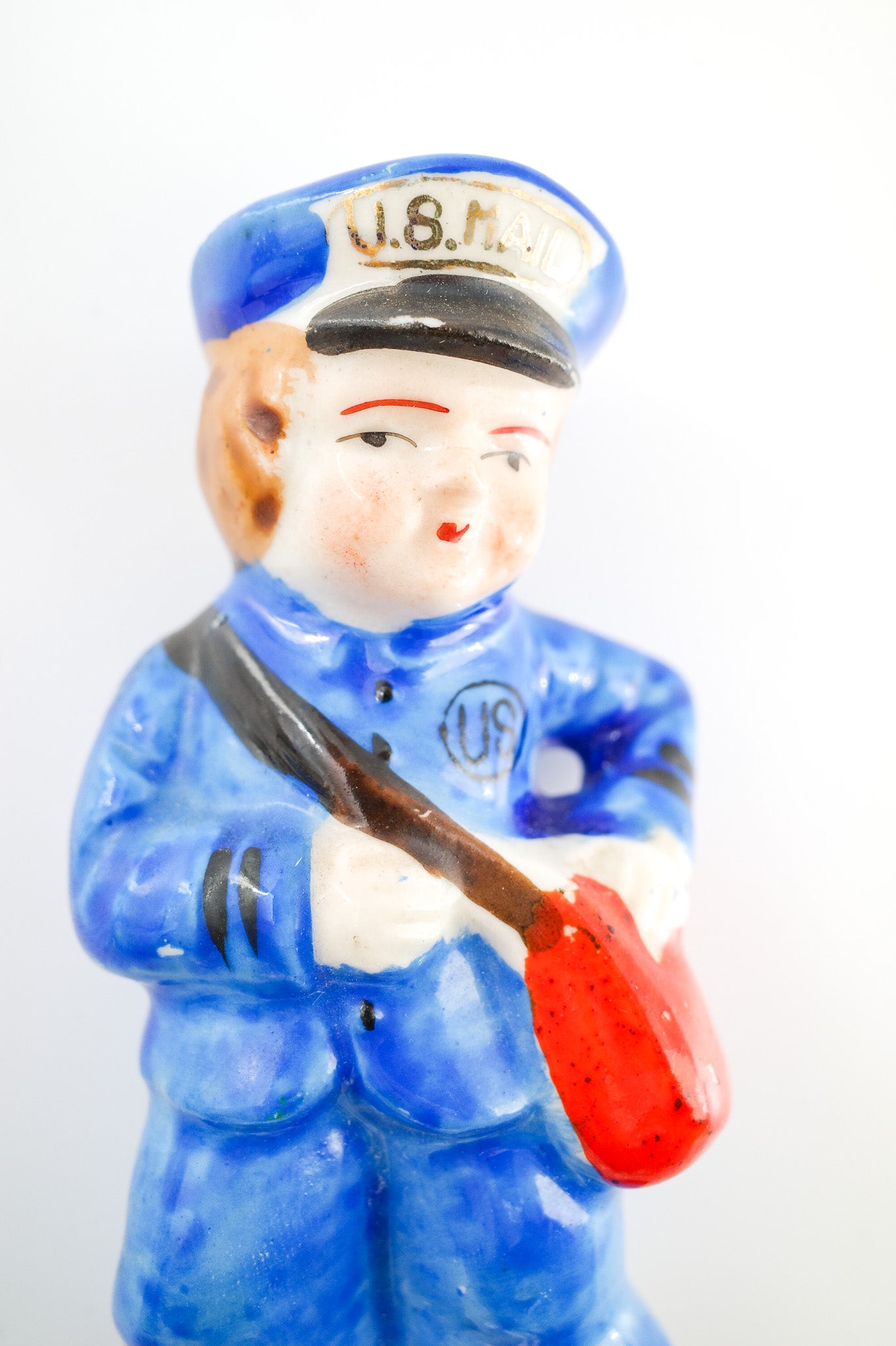 Mailman Ceramic Figurine / 郵便配達員のヴィンテージフィギュア