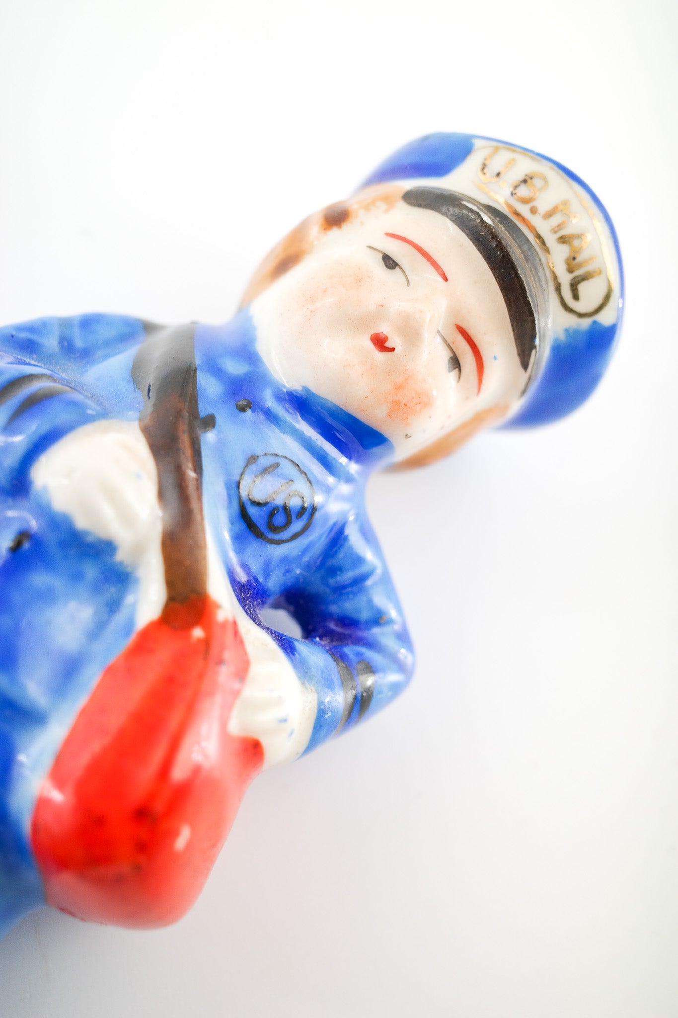 Mailman Ceramic Figurine / 郵便配達員のヴィンテージフィギュア
