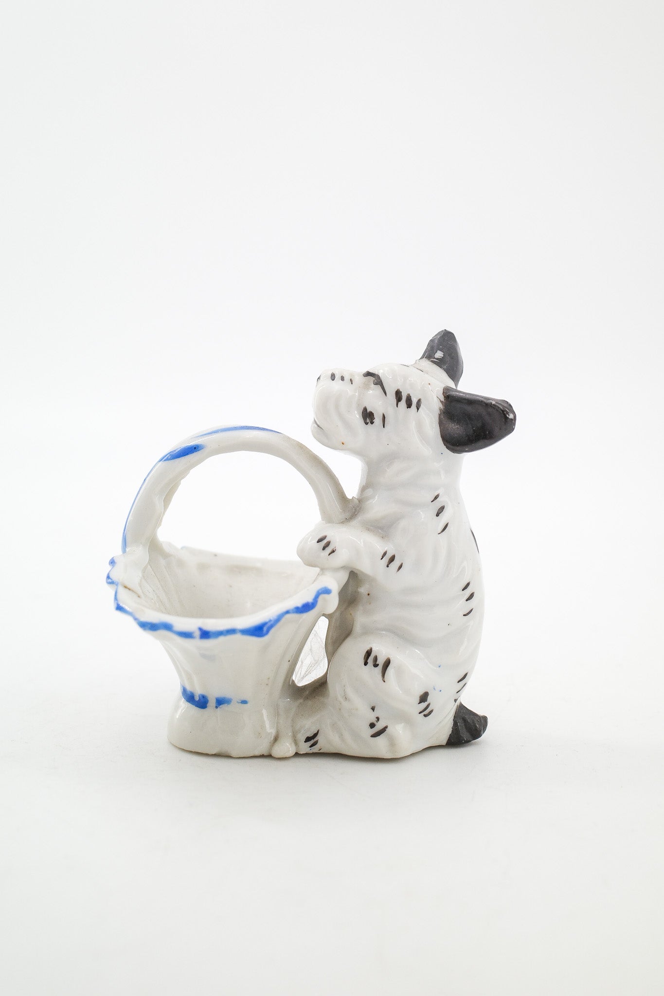 Dog with Basket Figurine / バスケットを抱えた犬のフィギュア