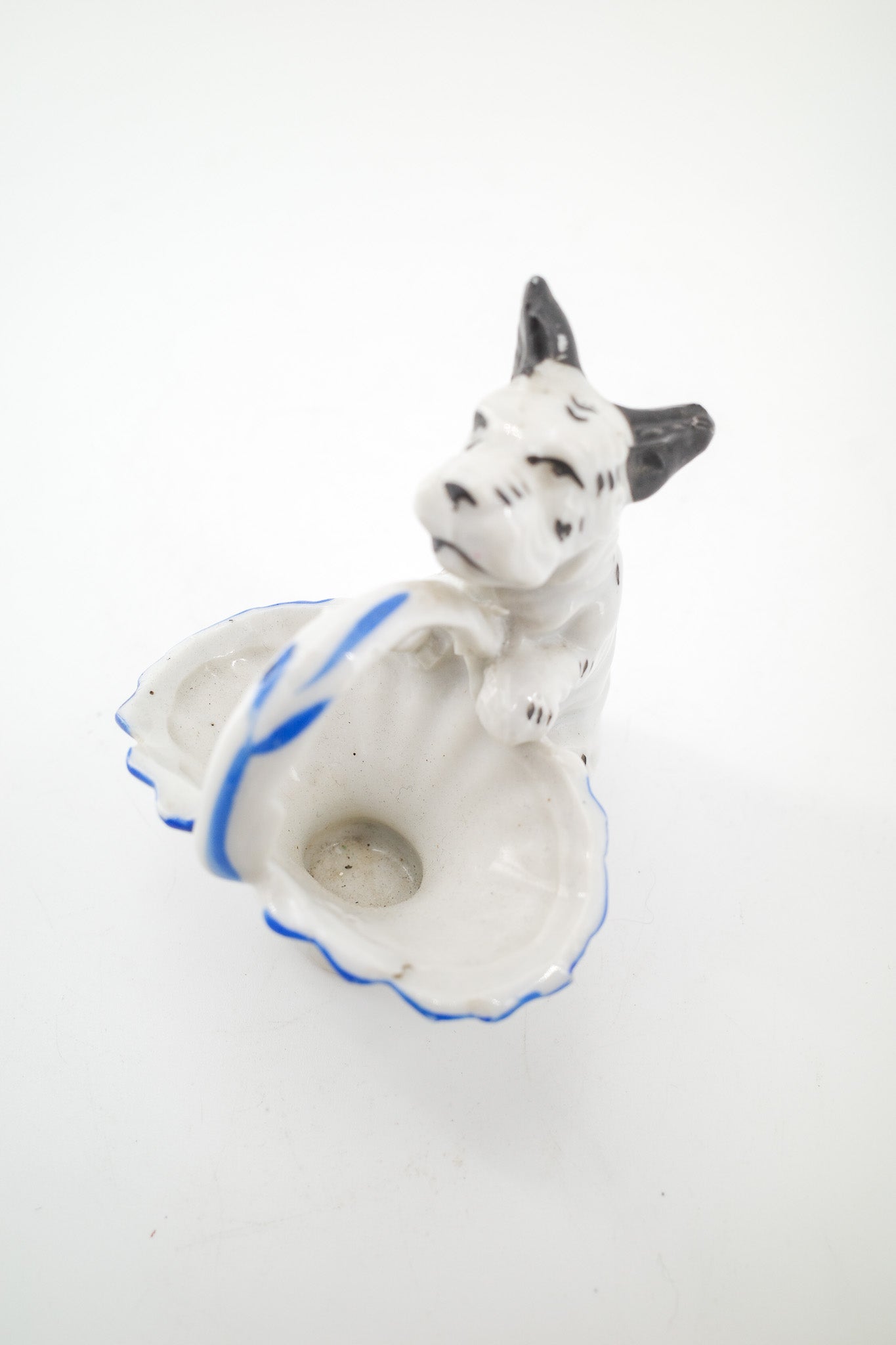 Dog with Basket Figurine / バスケットを抱えた犬のフィギュア