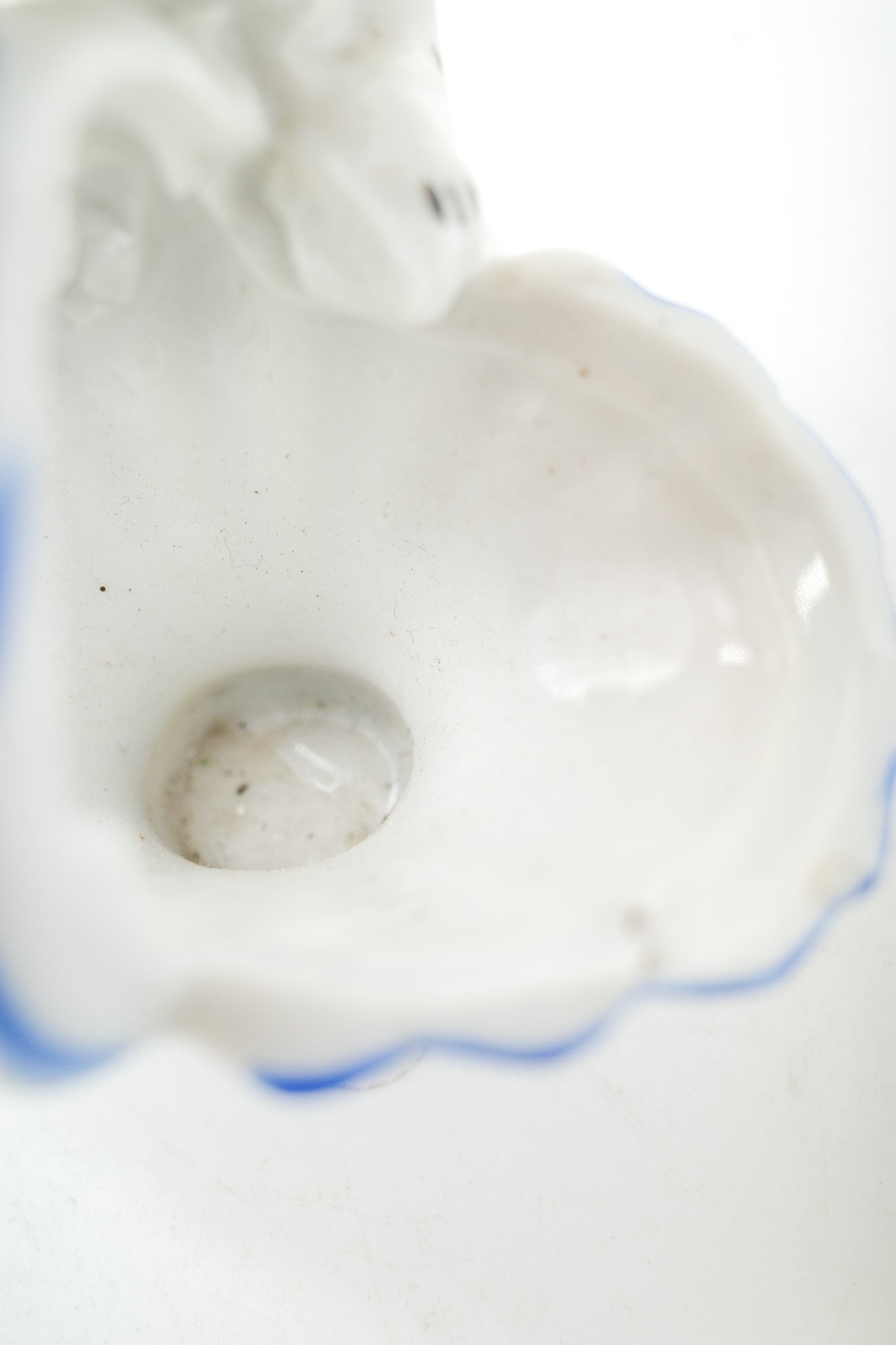 Dog with Basket Figurine / バスケットを抱えた犬のフィギュア