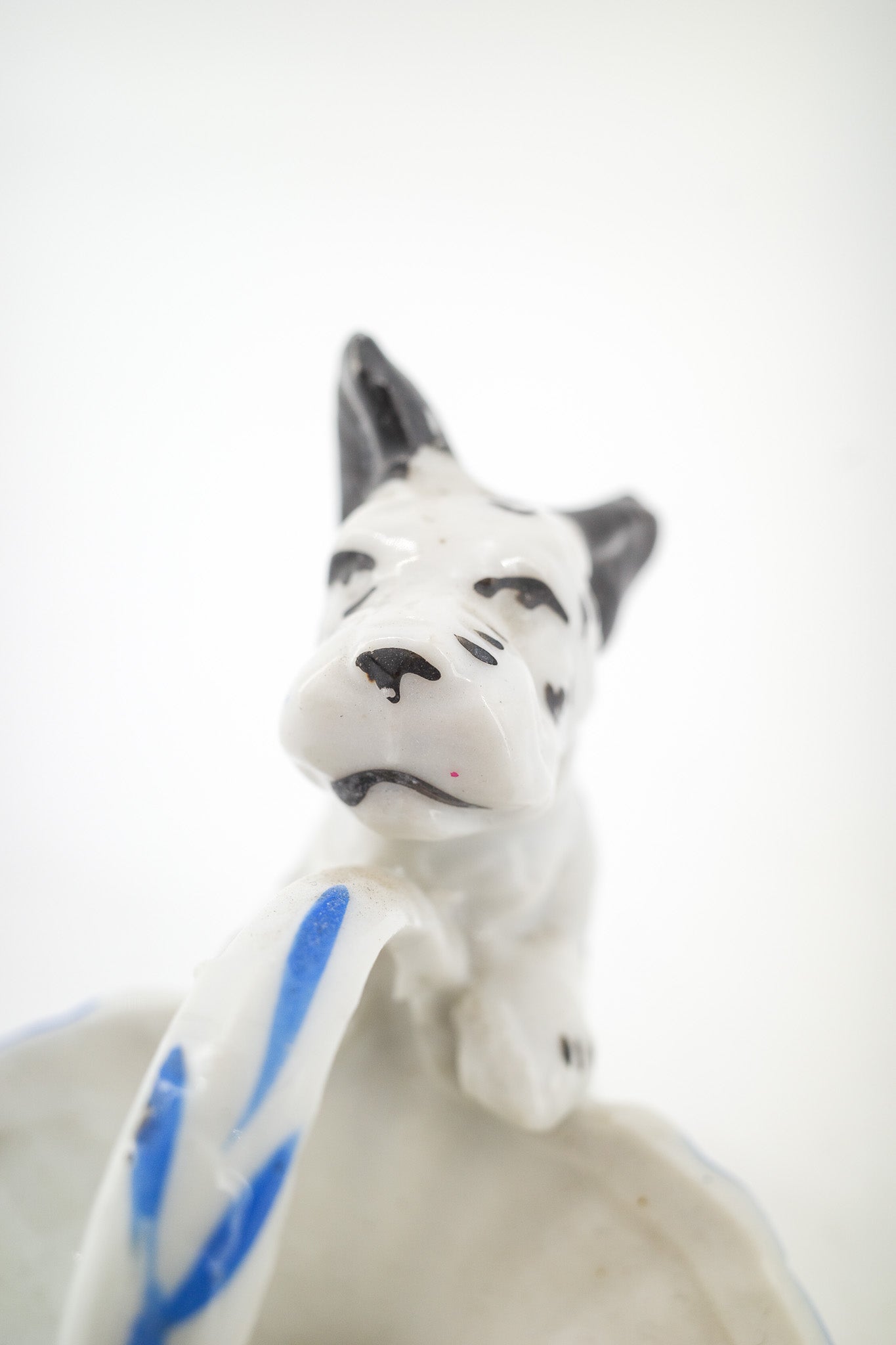 Dog with Basket Figurine / バスケットを抱えた犬のフィギュア