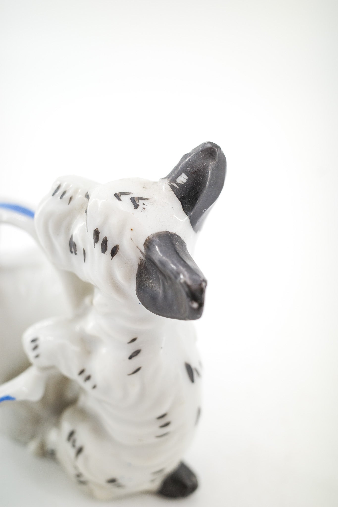 Dog with Basket Figurine / バスケットを抱えた犬のフィギュア