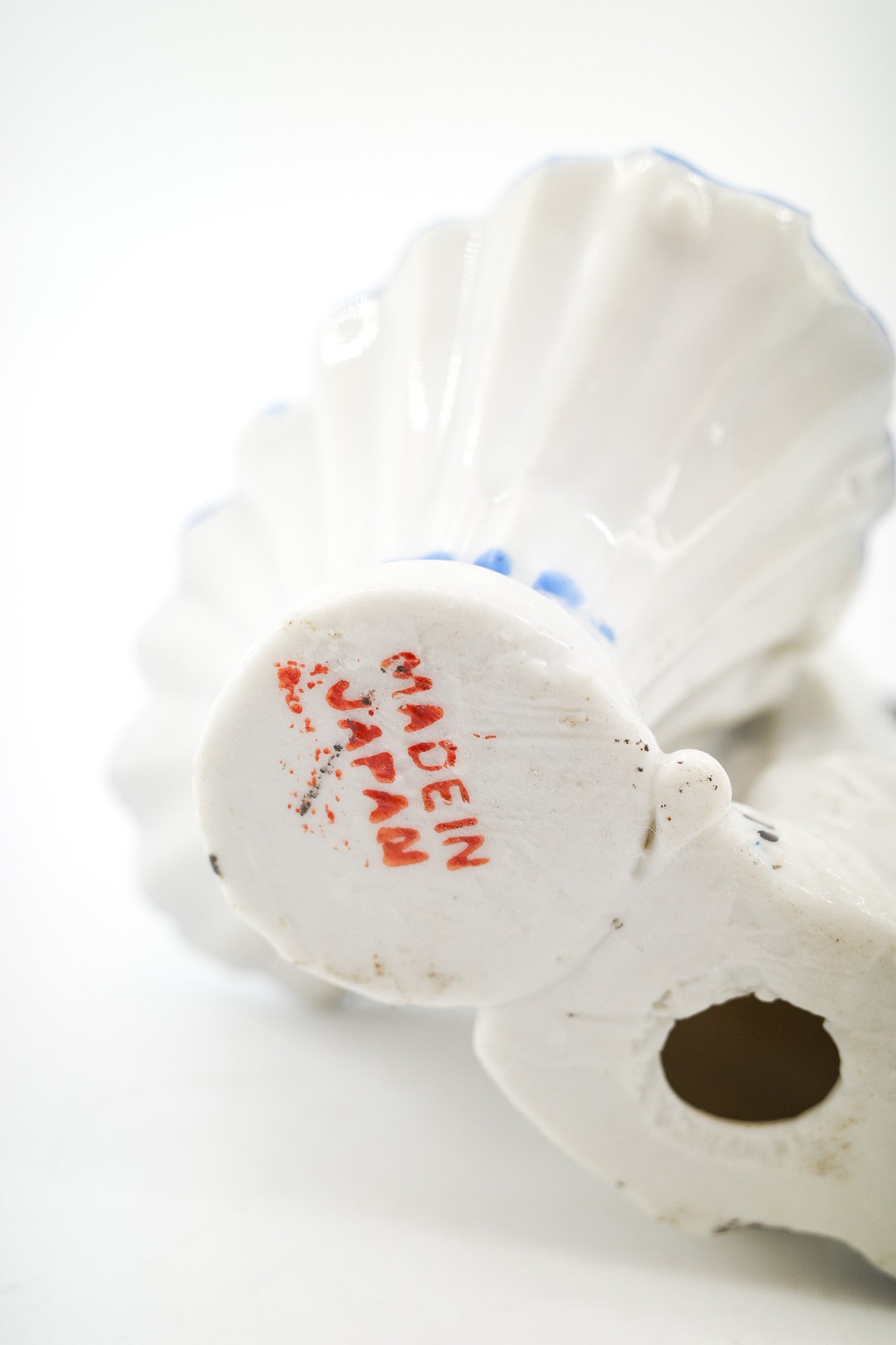 Dog with Basket Figurine / バスケットを抱えた犬のフィギュア