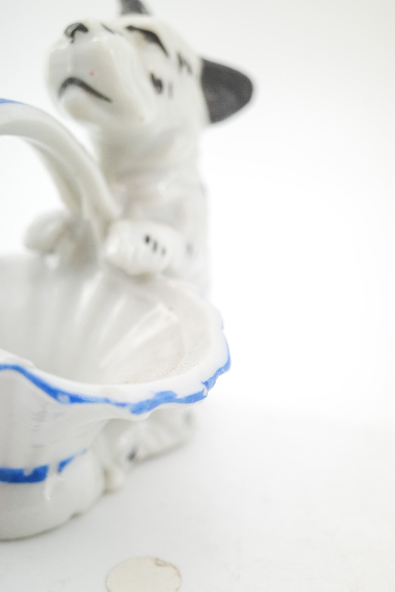 Dog with Basket Figurine / バスケットを抱えた犬のフィギュア