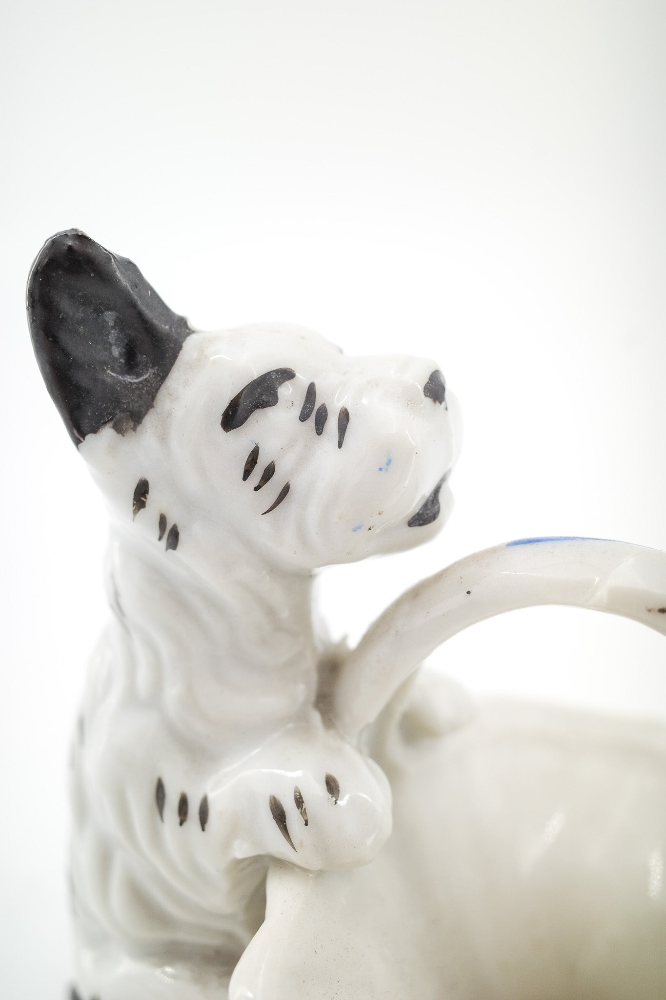 Dog with Basket Figurine / バスケットを抱えた犬のフィギュア