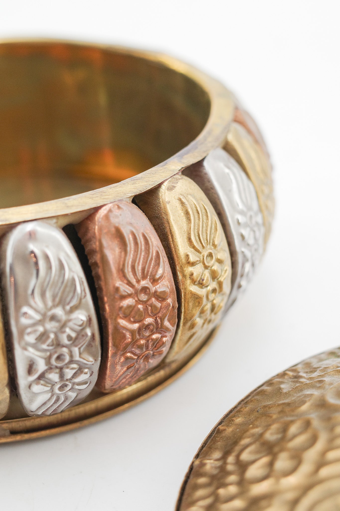 Vintage Metal Trinket Box with Botanical Relief / ヴィンテージ メタルレリーフ小物入れ