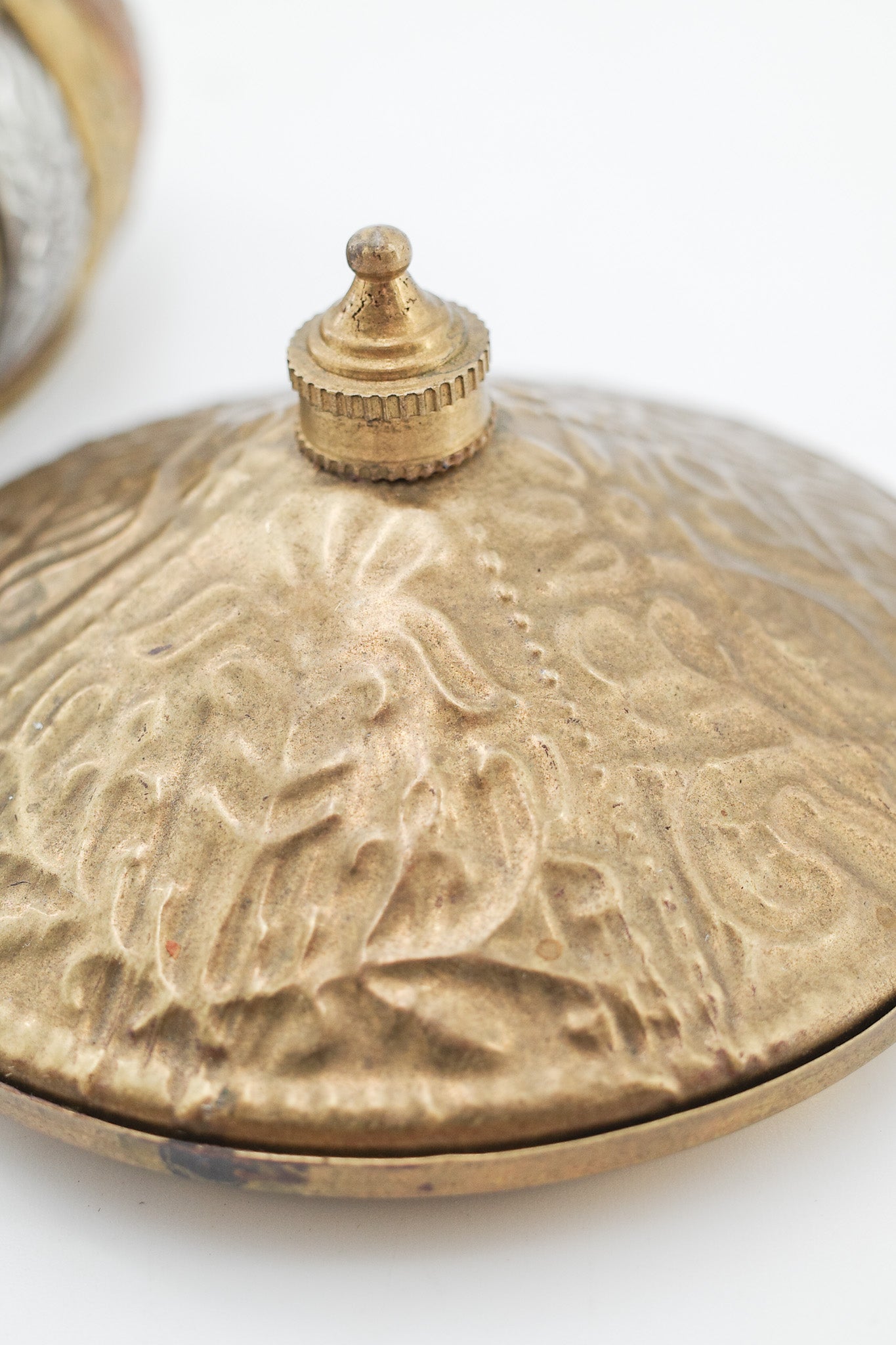 Vintage Metal Trinket Box with Botanical Relief / ヴィンテージ メタルレリーフ小物入れ