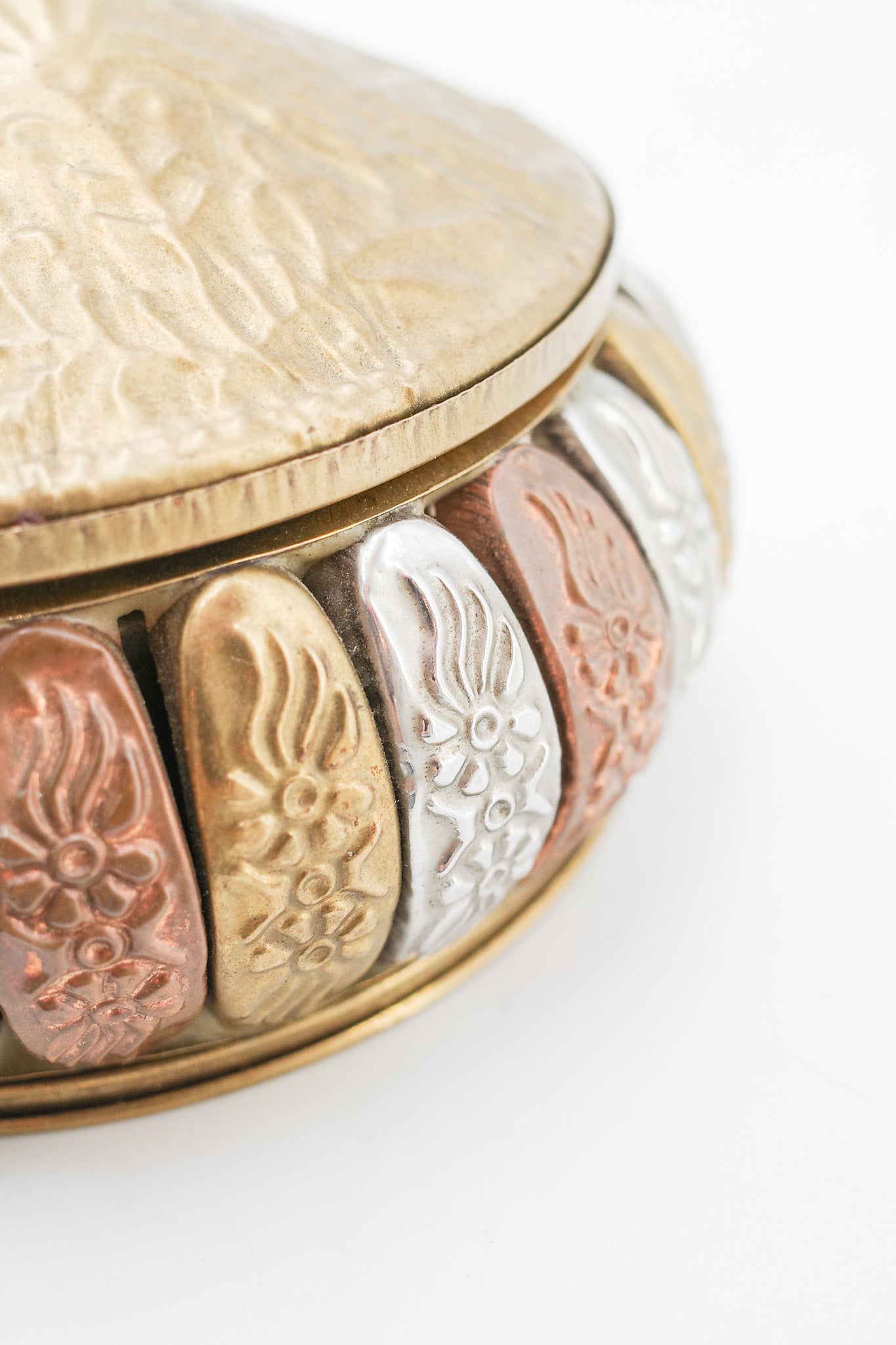 Vintage Metal Trinket Box with Botanical Relief / ヴィンテージ メタルレリーフ小物入れ