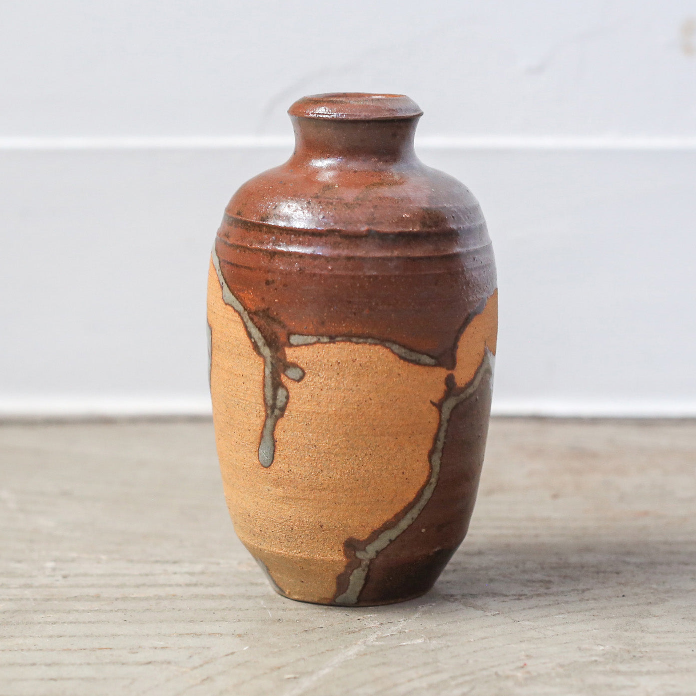 Vase With Hand-Shaped Pattern / 手の跡のついた花器