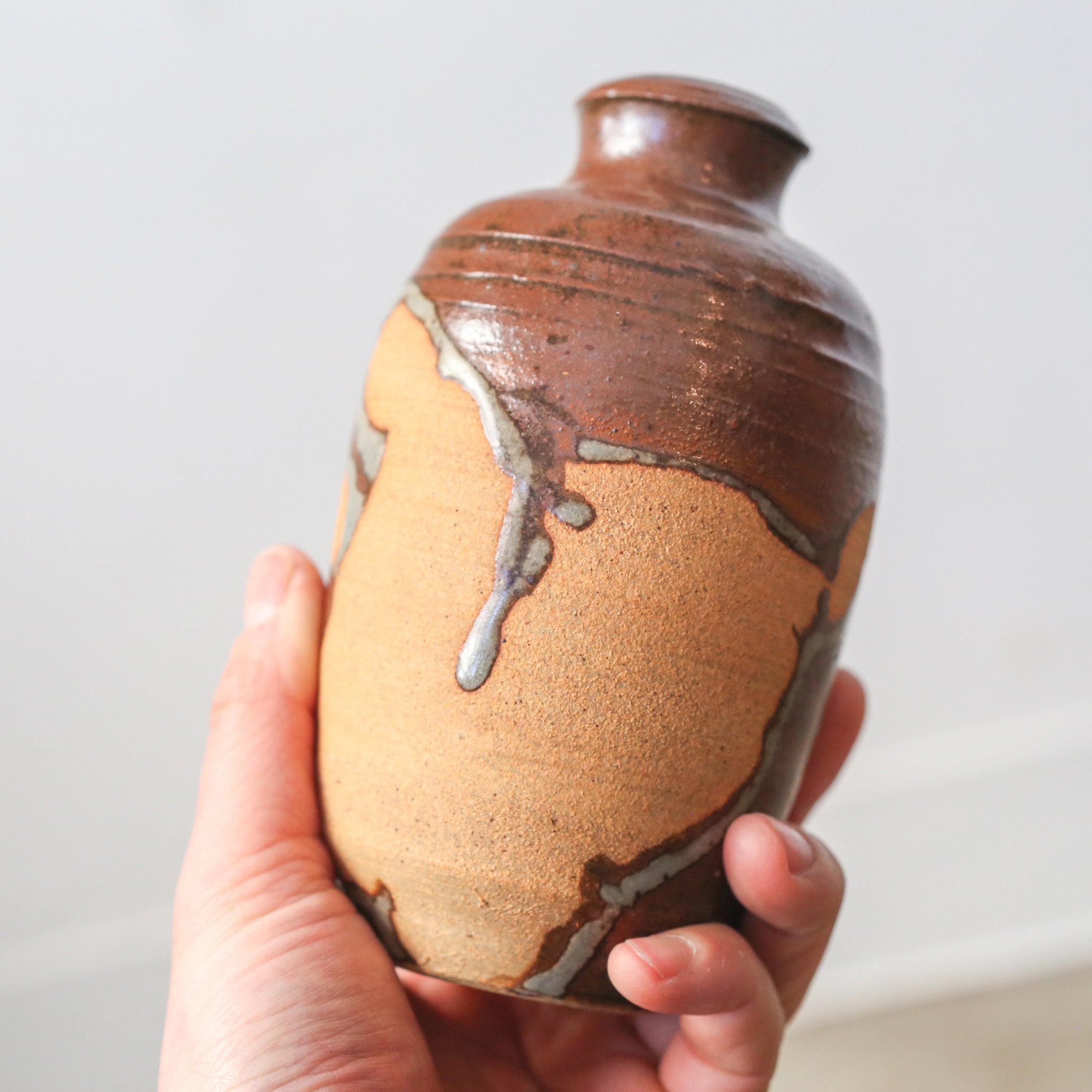 Vase With Hand-Shaped Pattern / 手の跡のついた花器