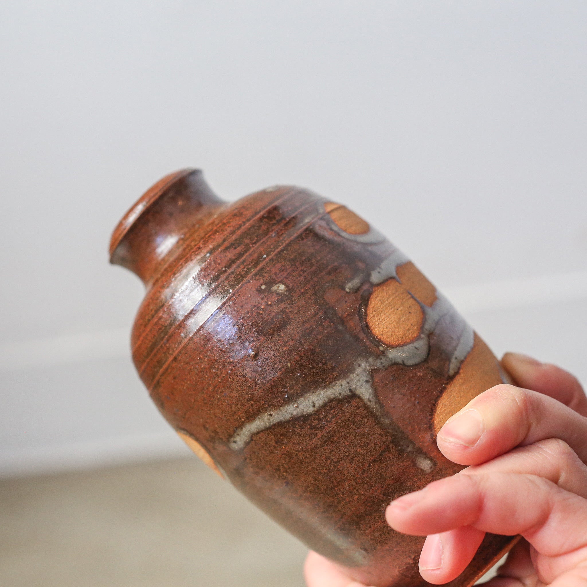Vase With Hand-Shaped Pattern / 手の跡のついた花器