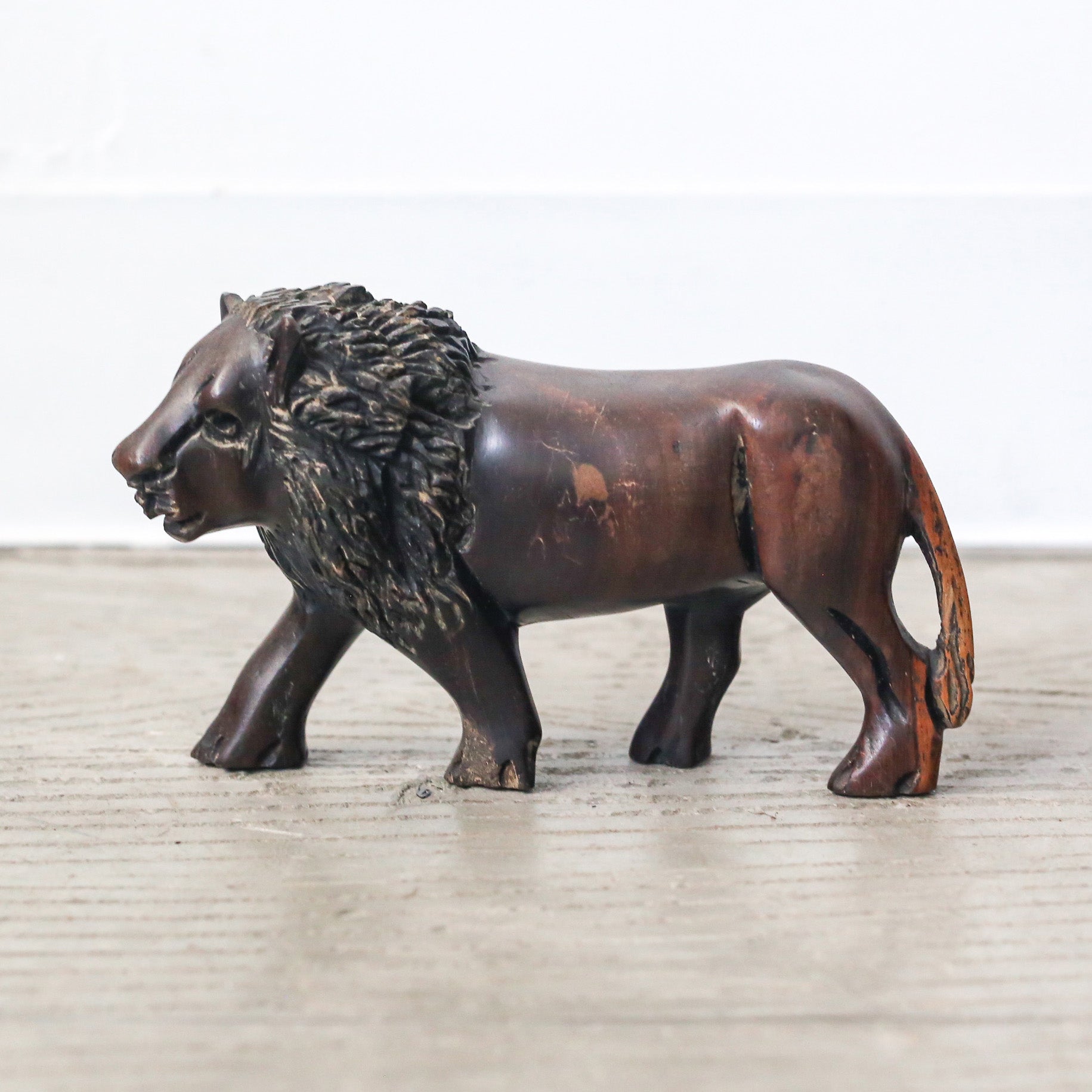 Wooden Lion / 木製のライオン