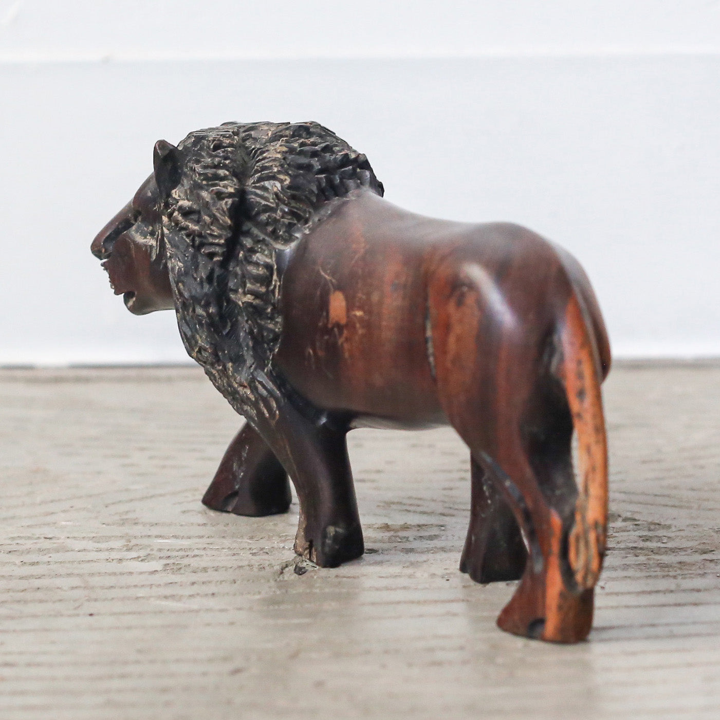 Wooden Lion / 木製のライオン