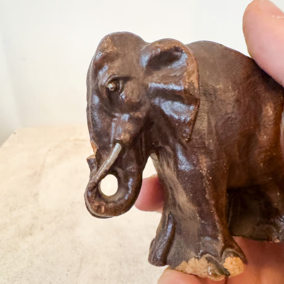 Wooden Elephant / 木製の像の置物