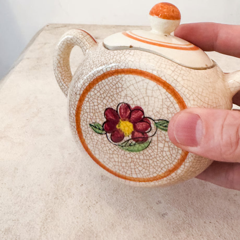 Pottery Pot / 陶器のポット