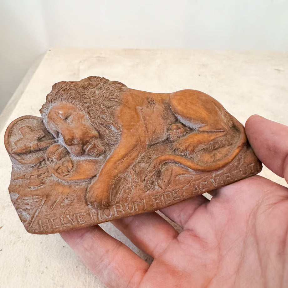 Lion Monument / 瀕死のライオン