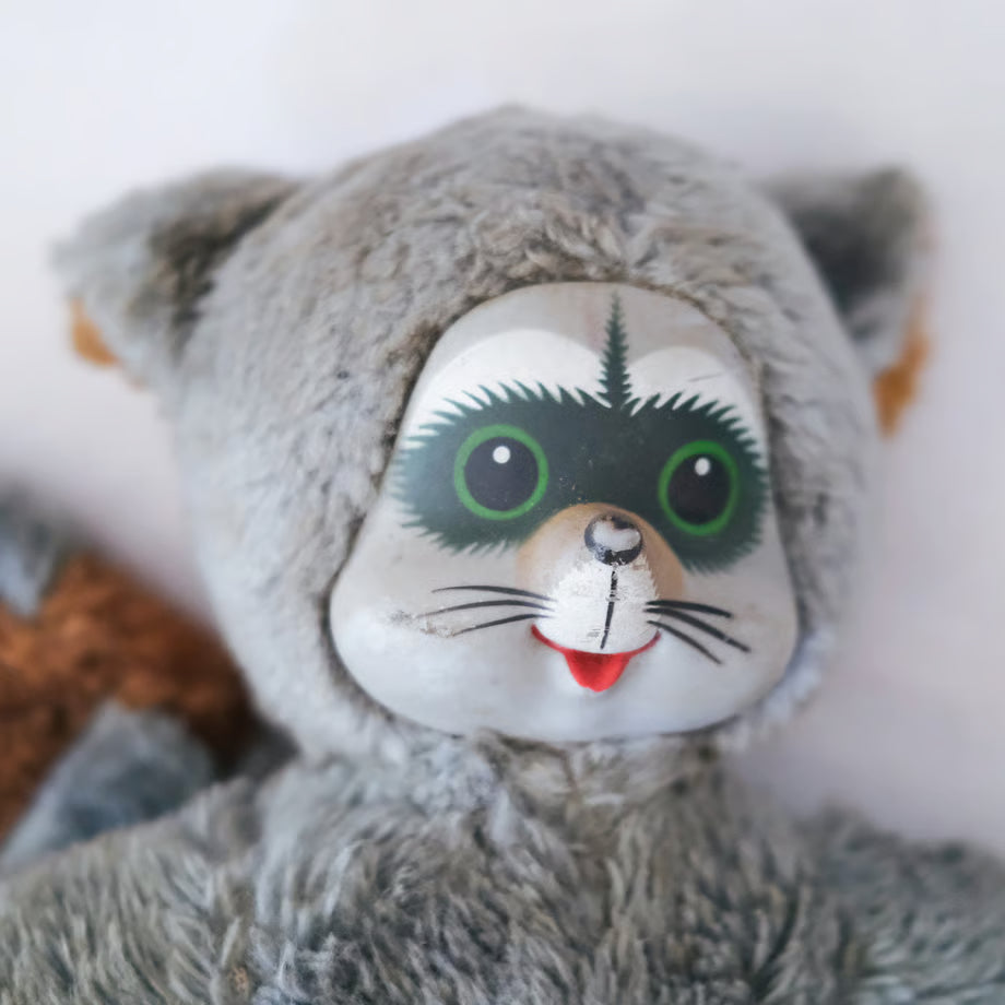 Raccoon Stuffed Animal / アライグマのぬいぐるみ