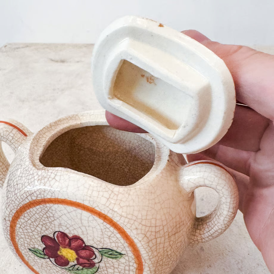 Pottery Pot / 陶器のポット