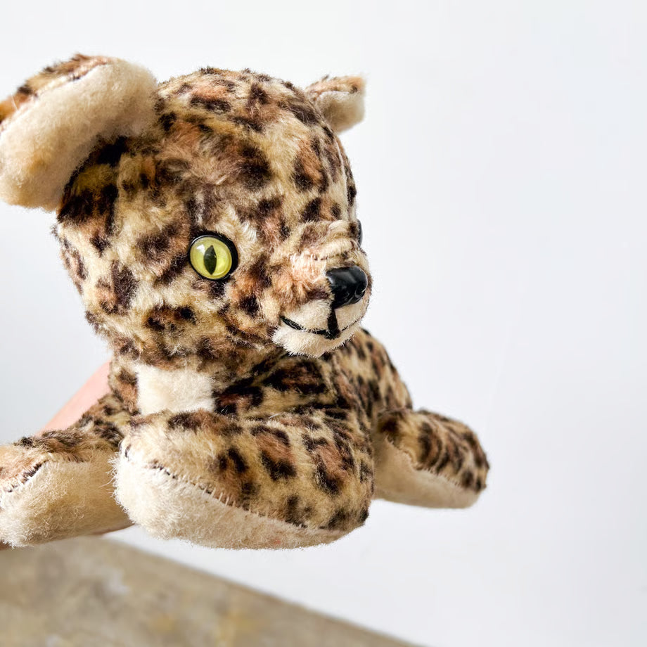 Leopard Stuffed Animal / ヒョウのぬいぐるみ