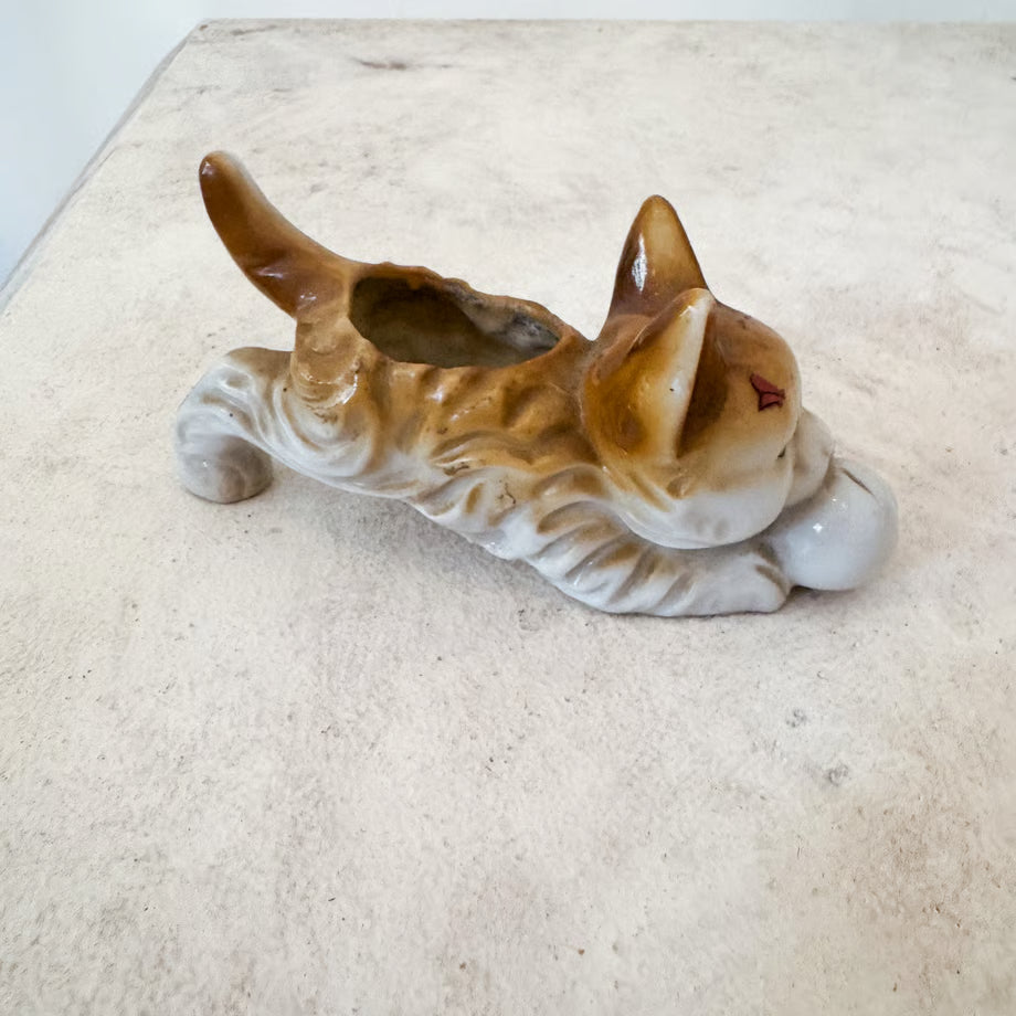 Pottery Cat / 陶器製猫の置物