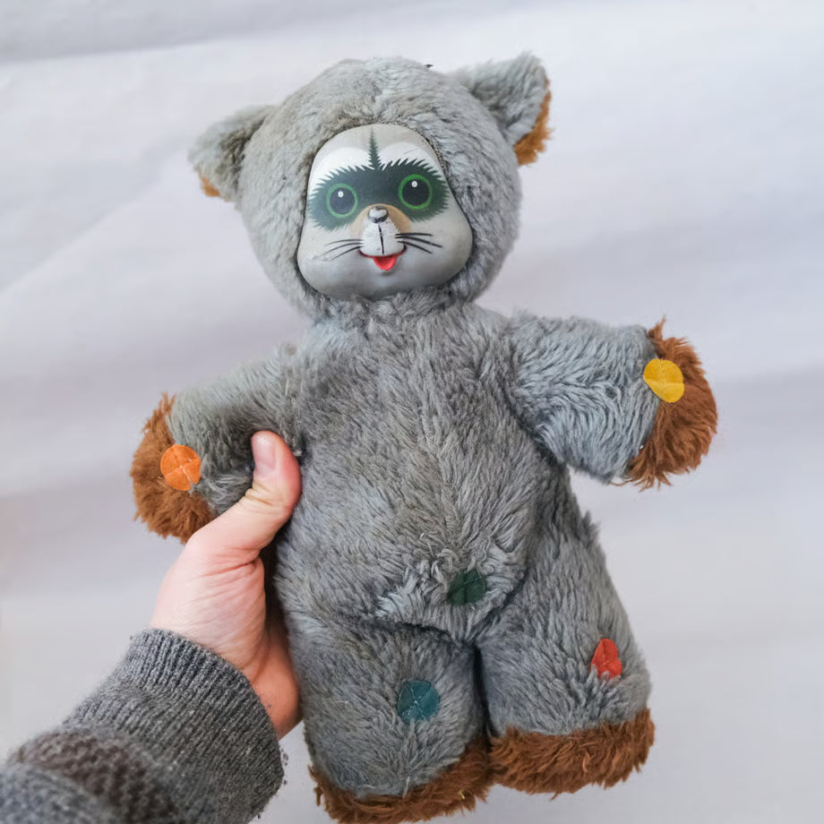 Raccoon Stuffed Animal / アライグマのぬいぐるみ