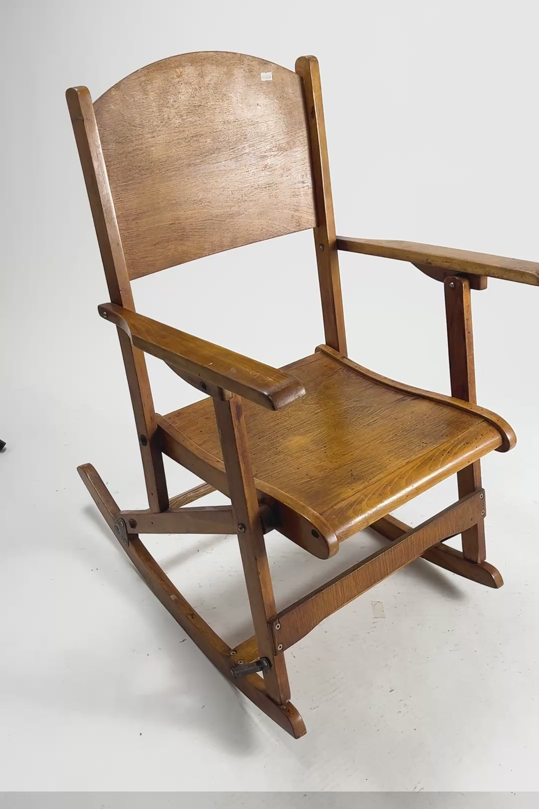 Load video: Wooden Folding Rocking Chair / 木製 折りたたみロッキングチェア
