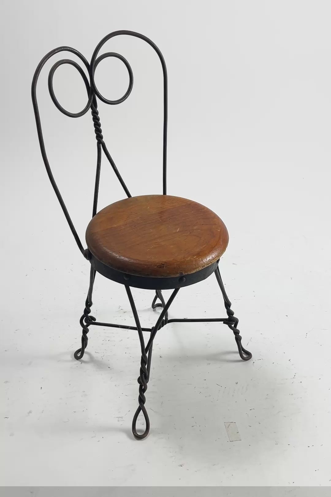 ビデオを読み込む: Twist Leg Kids Chair / ツイストレッグ キッズチェア