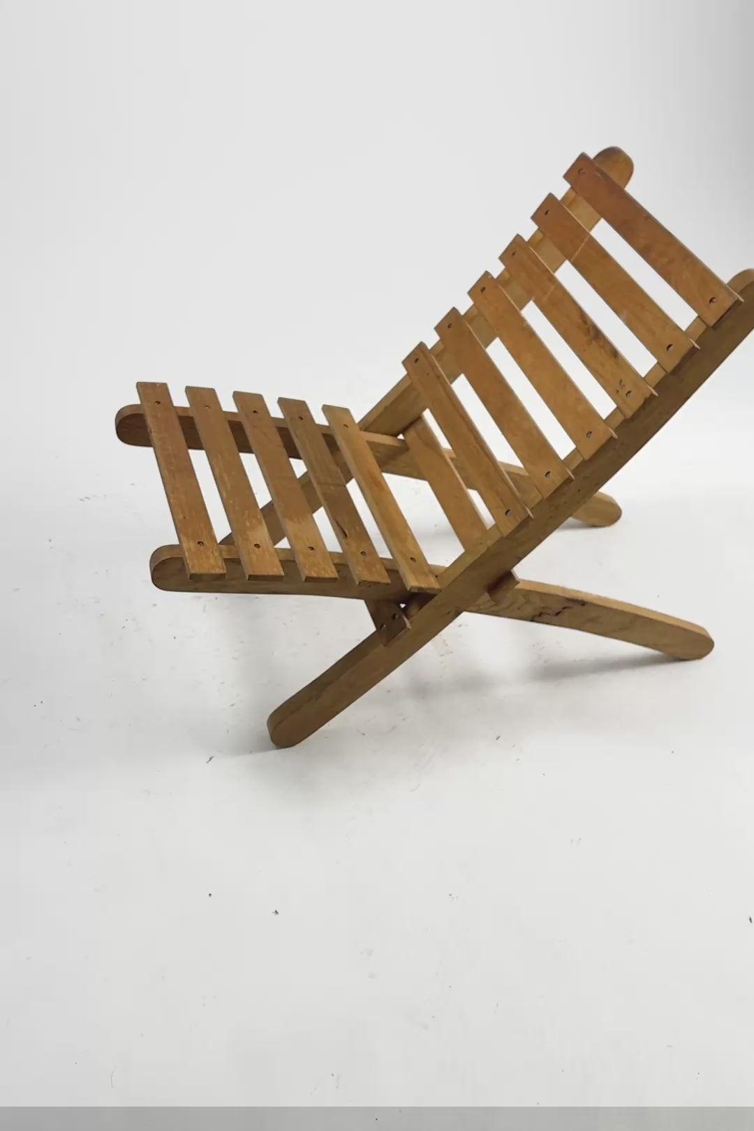 Load video: Collapsible Slat Chair / 折りたたみ式 スラットチェア