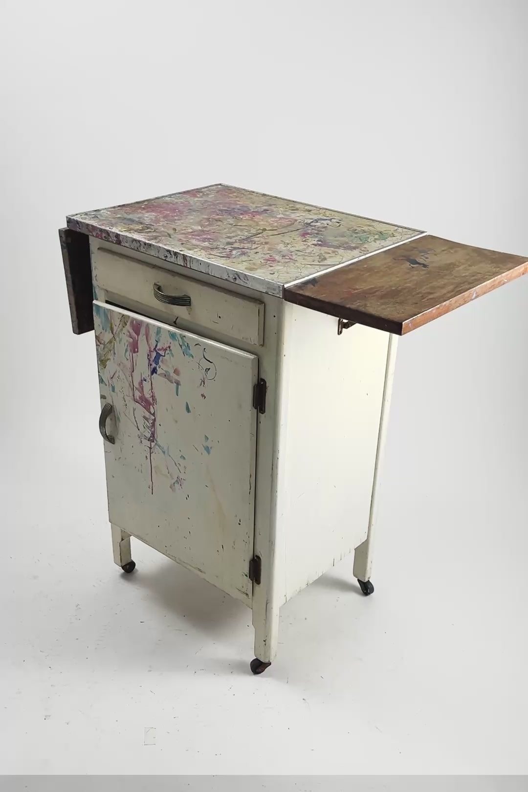 ビデオを読み込む: Vintage Atelier Kitchen Cabinet with Drop-leaf Panels / ヴィンテージ アトリエキッチンキャビネット（ドロップリーフパネル付き）